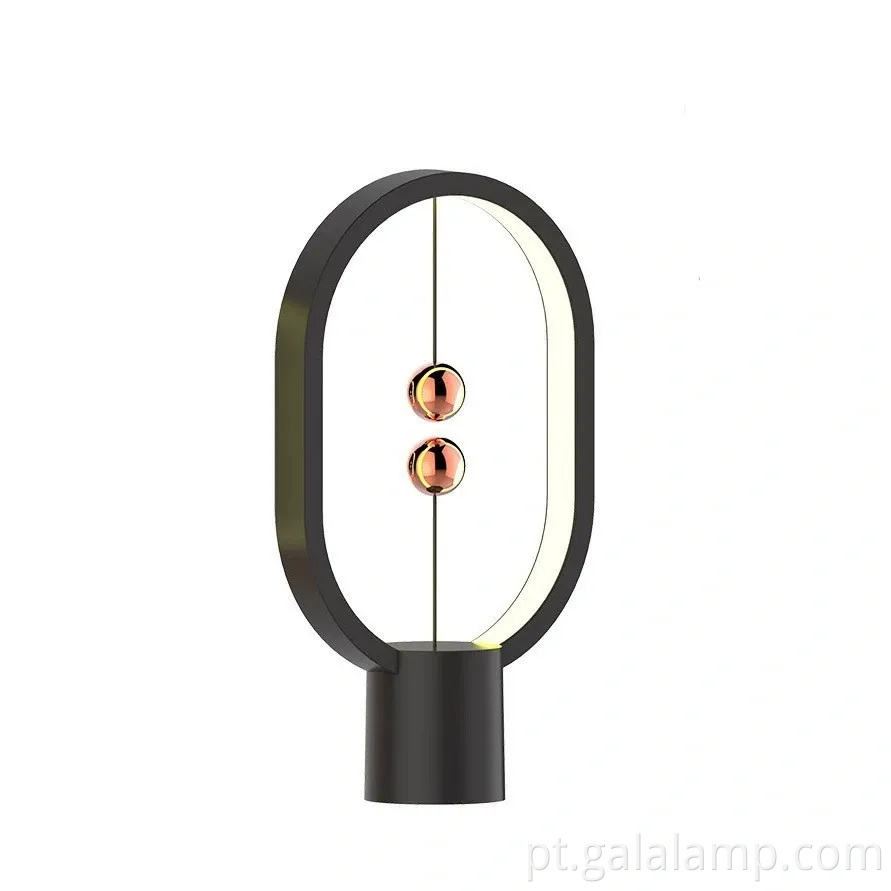 Lâmpada de mesa LED de balanço de Heng com design inovador no meio do ar